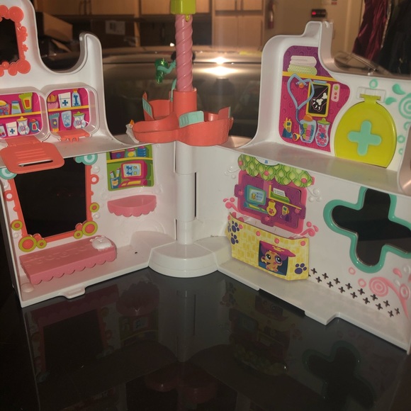 Littlest Pet Shop Rescue Tails Center Playset - Picture 3 of 3